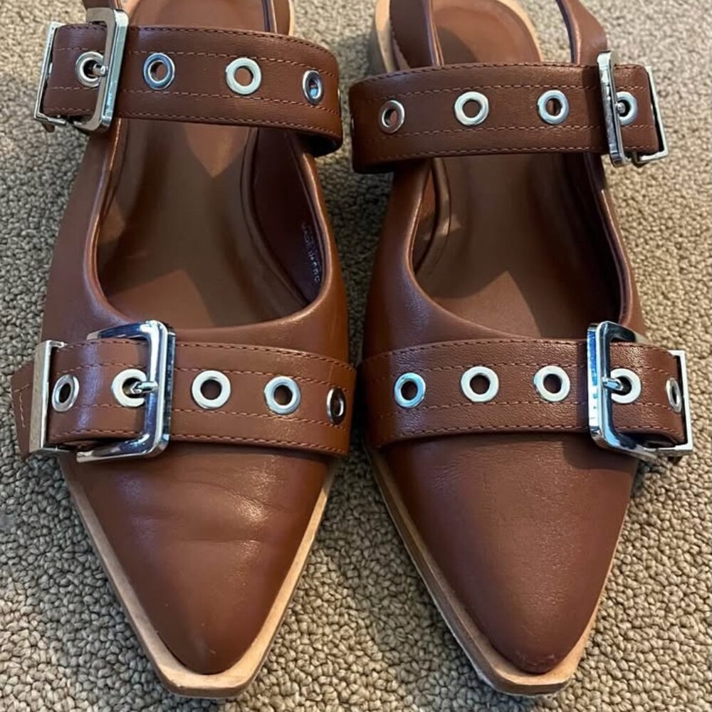 Quince leather bold buckle slingblack flat